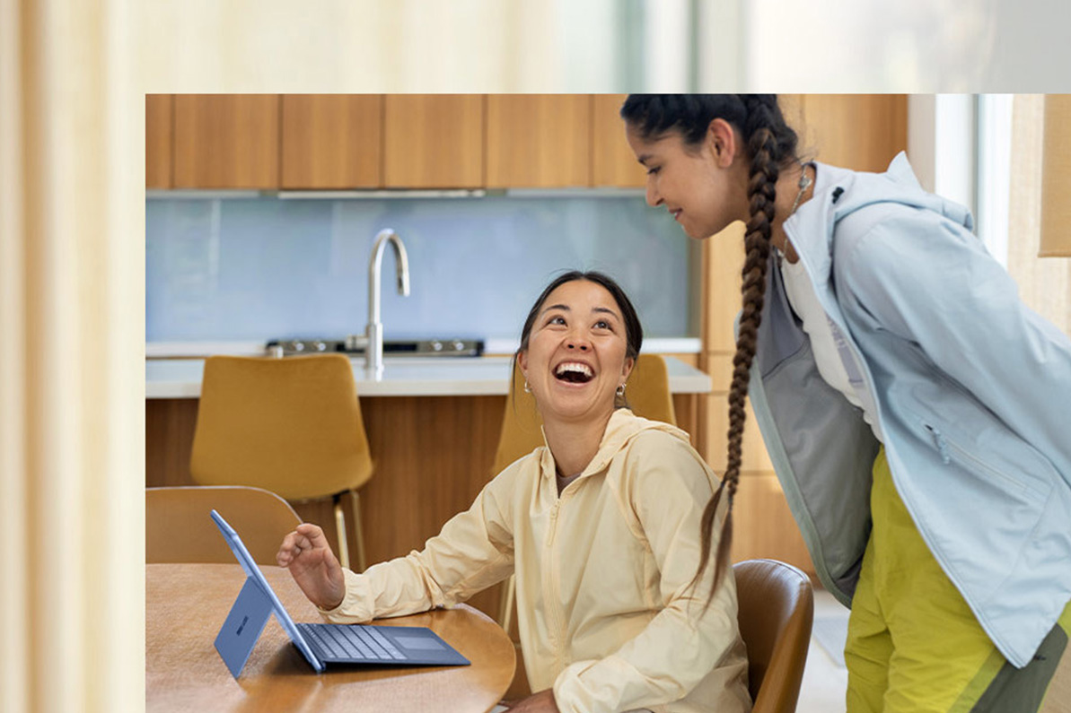 用户使用Surface Pro 9并和朋友交谈