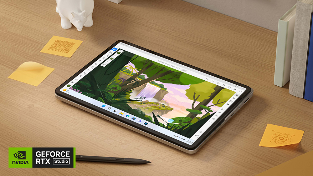 平板模式下的 Surface Laptop Studio 2，旁边是木桌上的便利贴。